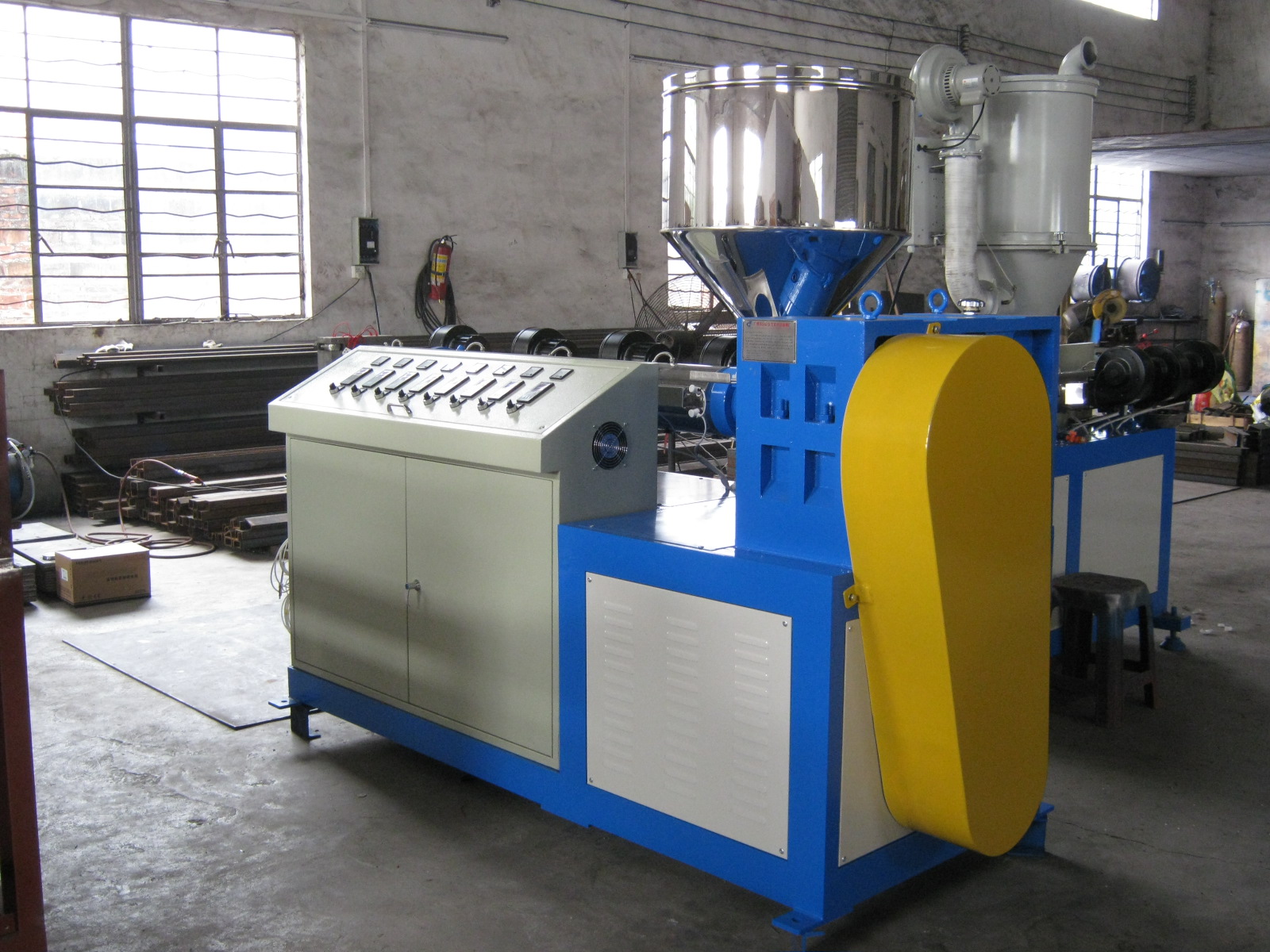 plastic extruding machine (8)